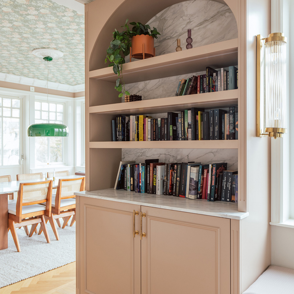 Sanna Guidetti's bookshelf with Uniform brass handles