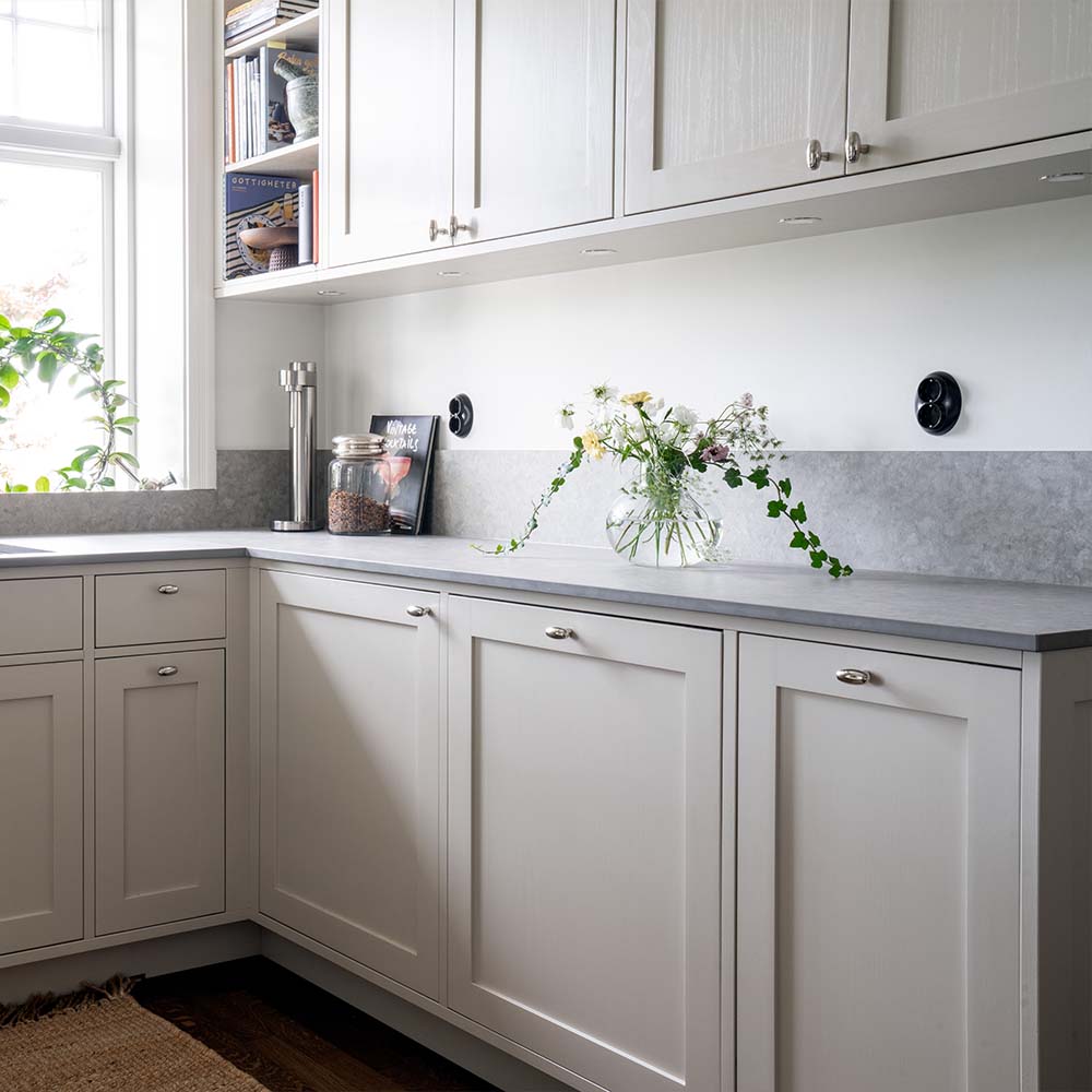 The timeless kitchen in the Båstad villa with knob T Oliver