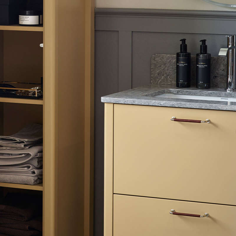 Handle 1353 with brown leather in bathroom from Vedum