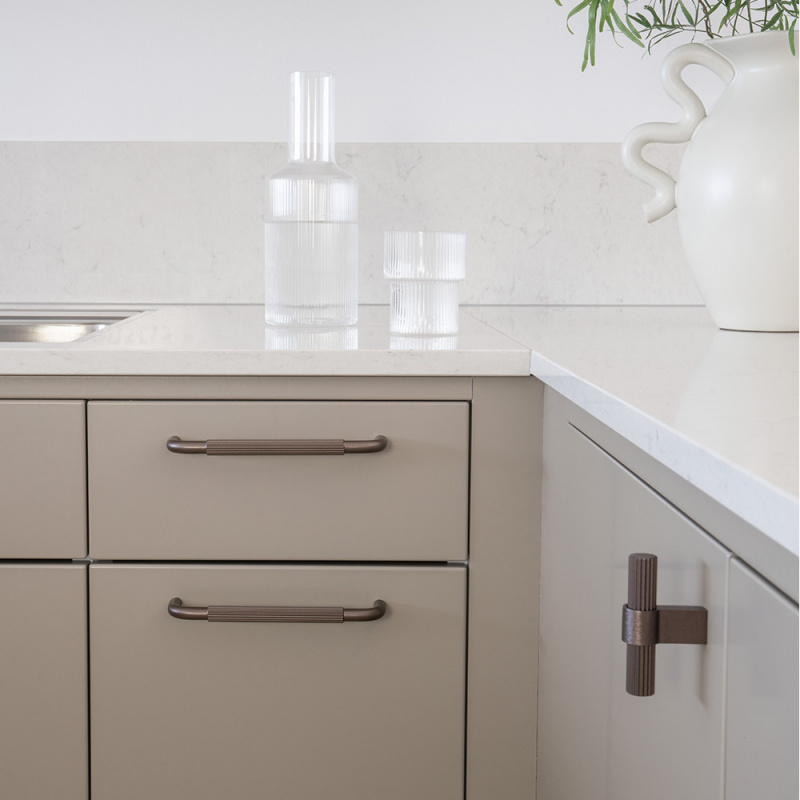 Knob T Helix Stripe - Dark bronze