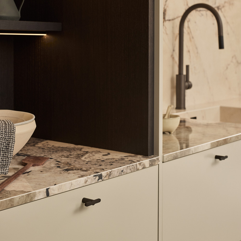 Knob T Flow - Burnished brass