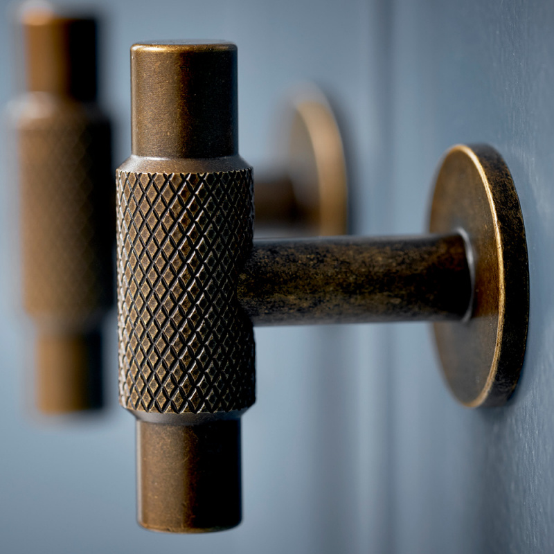 Knob Manor T - Antique brass