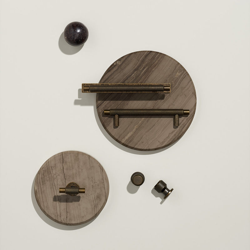 Knob Manor T - Antique brass