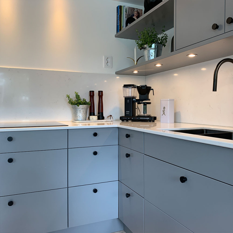 Knopp Mood matt black in a beautiful kitchen from Forma Kök