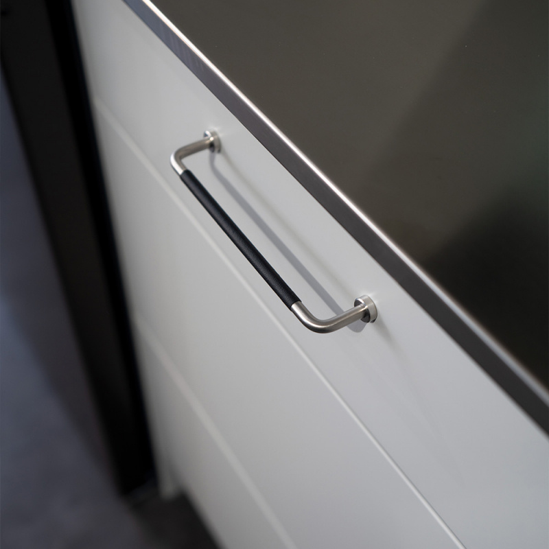 Handle Lounge - 160mm - Chrome/Black Leather