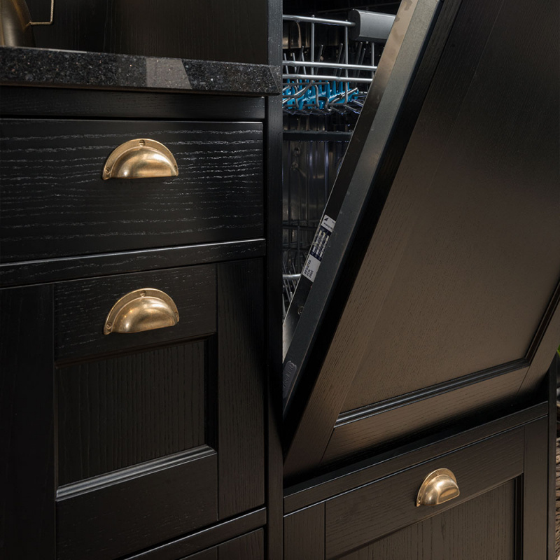 Bowl handle 3922 matt brass. Photo: Forma Kök